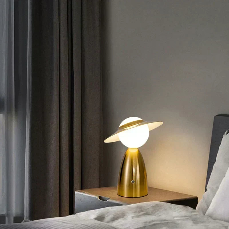 Batteri Bordlampe Mand med Hat