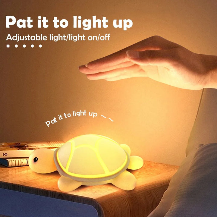 ShellGlow LED Natlampe | Søde Skildpadde | Blødt Silikone | Farveskift &amp; Varmt Lys | USB-C Genopladelig | 10,2 × 15,8 × 6,1 cm