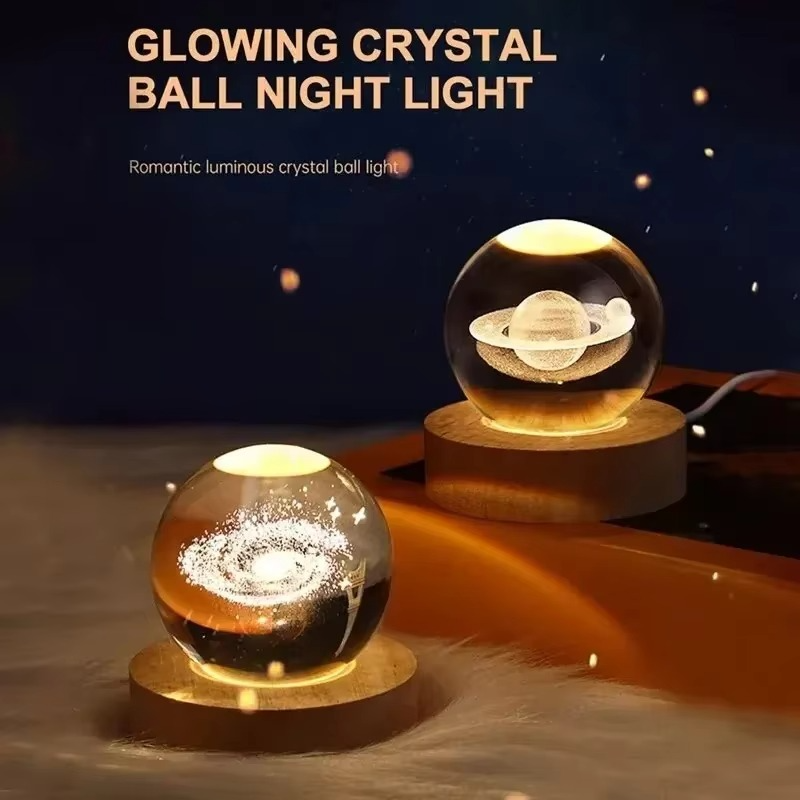 2.36 tommer RGB Krystal Kugle Nattelys med Mælkevej og Måne - Kosmos-Inspireret Natbord Dekoration