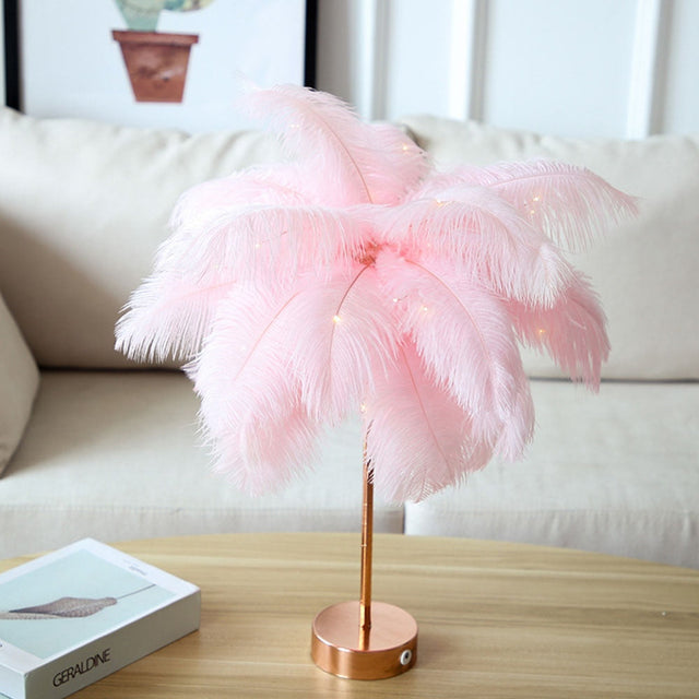 Strudse Nattelys | Eccentrisk Lampe med Fjer & Rosaguld Base |