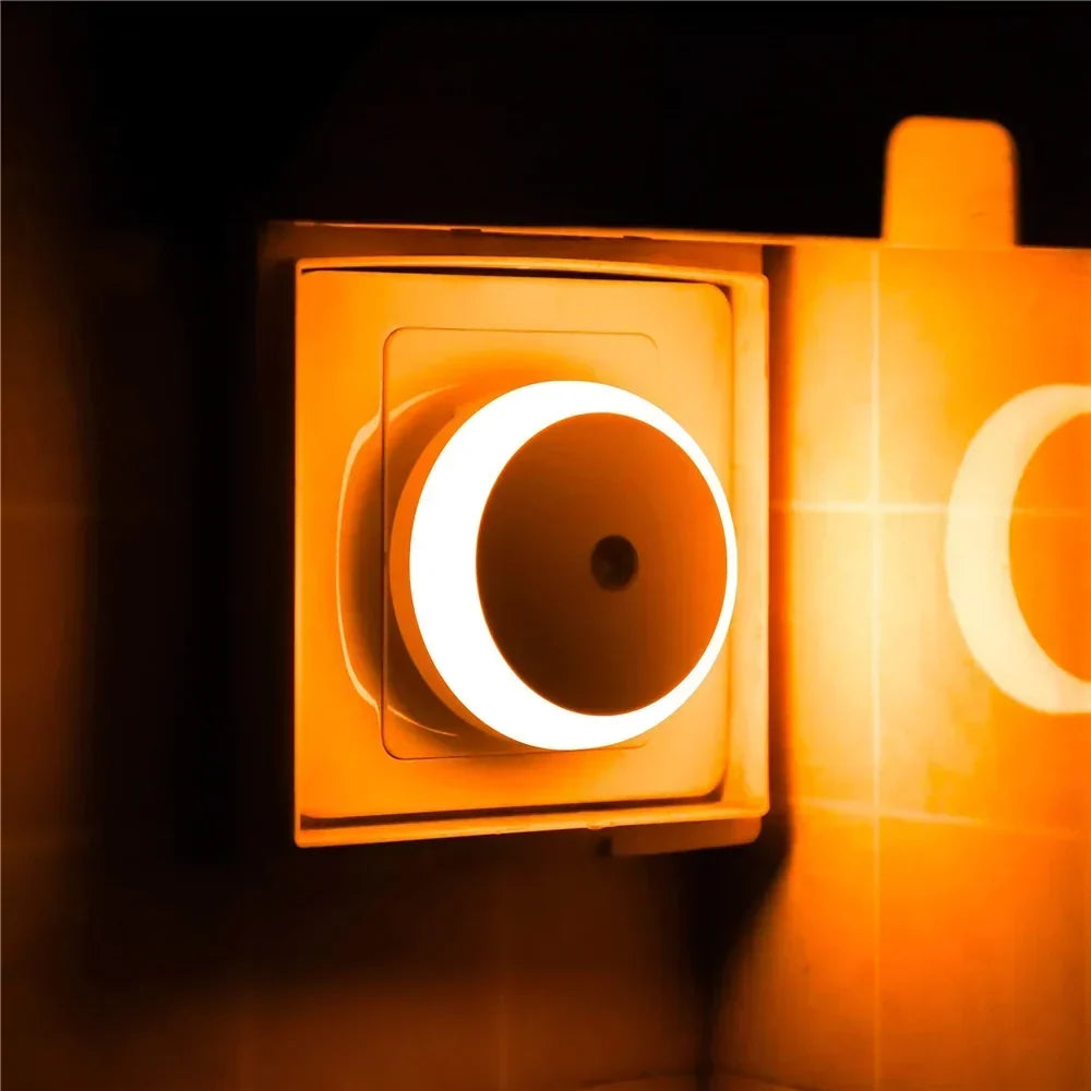 NOXORA LED natlys | Twilight sensor &amp; automatisk dæmpning | Stik-lys | Varm hvid