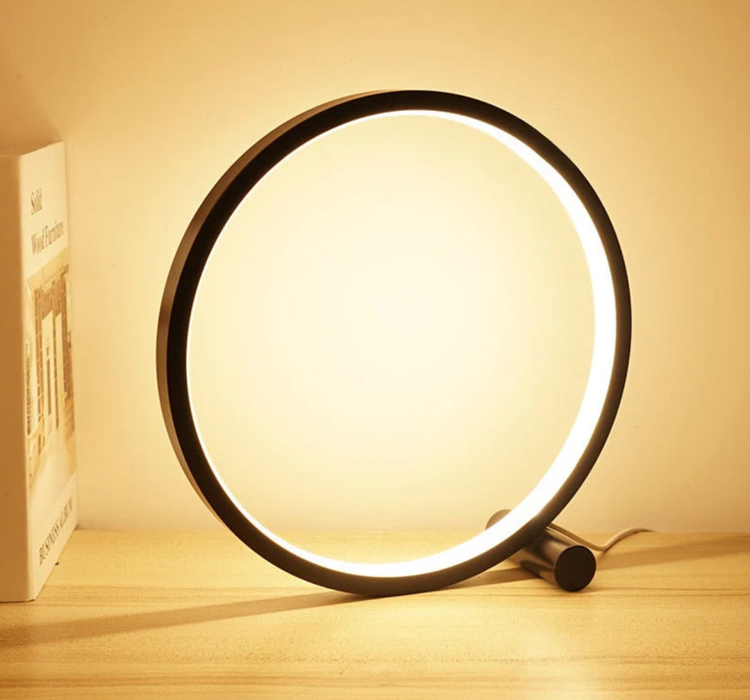 Minimalistisk bordlampe med berørings- og dæmpningsfunktion