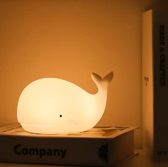 Charmerende farveskiftende hval natlampe