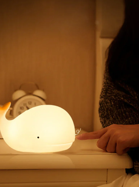 Charmerende farveskiftende hval natlampe