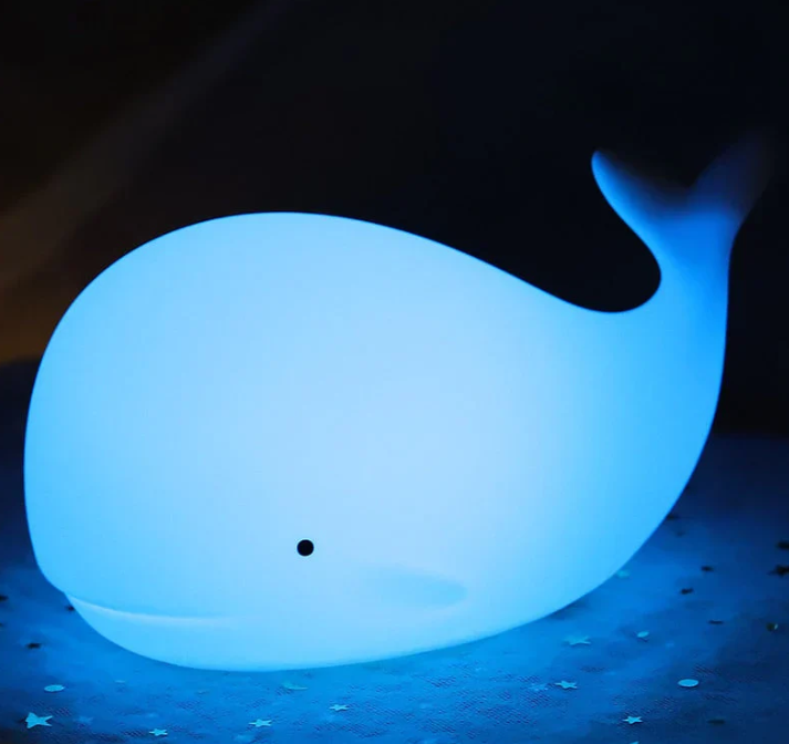 Charmerende farveskiftende hval natlampe