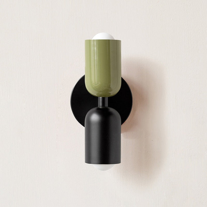 Livlig, minimalistisk væglampe med to pærer