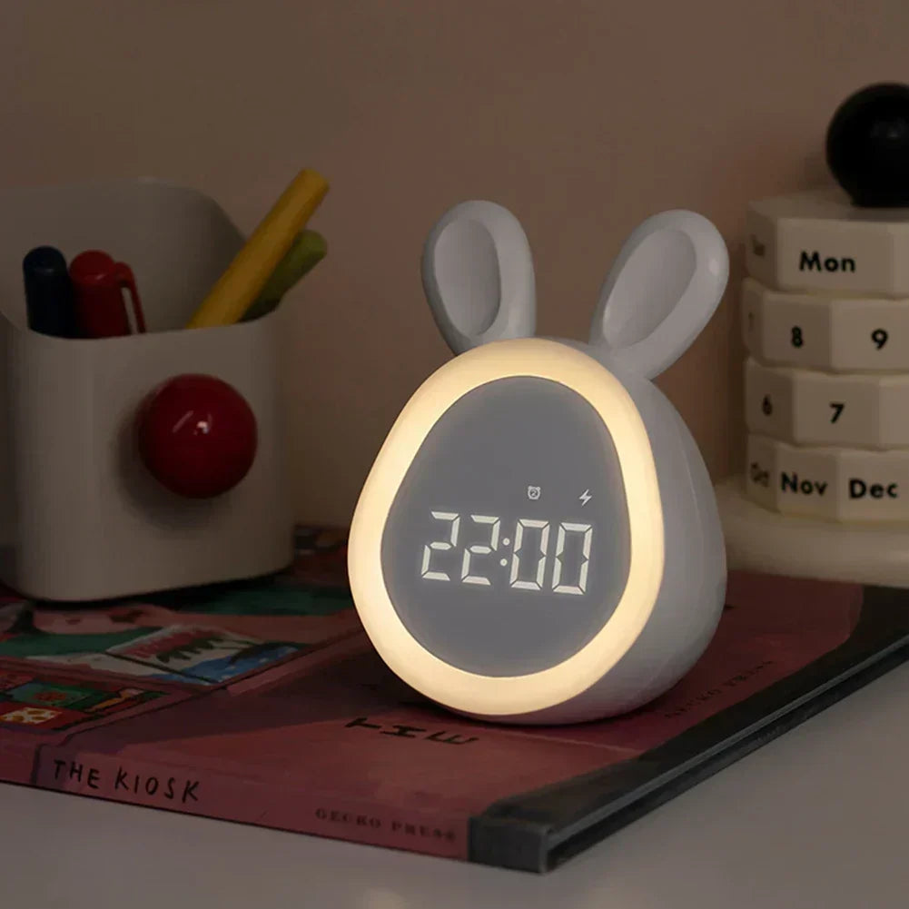 Sød børne vækkeur med LED-display, natlys og alarm – kaninformet til drenge og piger, ideel til børneværelser og blid opvågning |
