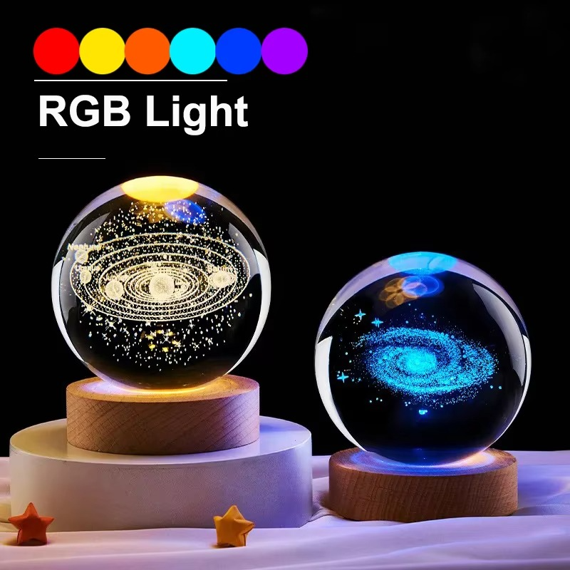 2.36 tommer RGB Krystal Kugle Nattelys med Mælkevej og Måne - Kosmos-Inspireret Natbord Dekoration