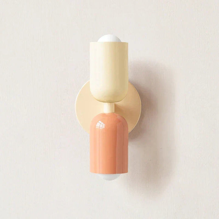 Livlig, minimalistisk væglampe med to pærer