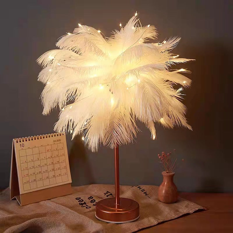 Strudse Nattelys | Eccentrisk Lampe med Fjer &amp; Rosaguld Base |