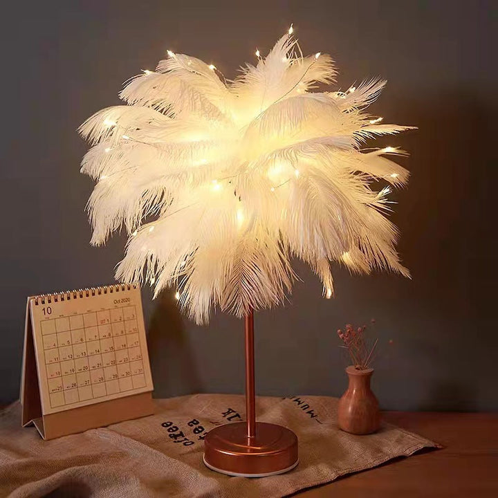 Strudse Nattelys | Eccentrisk Lampe med Fjer &amp; Rosaguld Base |