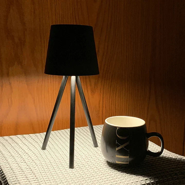 Nordisk tripod bordlampe - Stilfuld trådløs LED natlampe