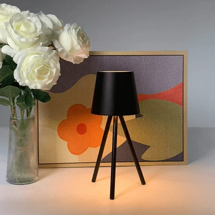 Nordisk tripod bordlampe - Stilfuld trådløs LED natlampe