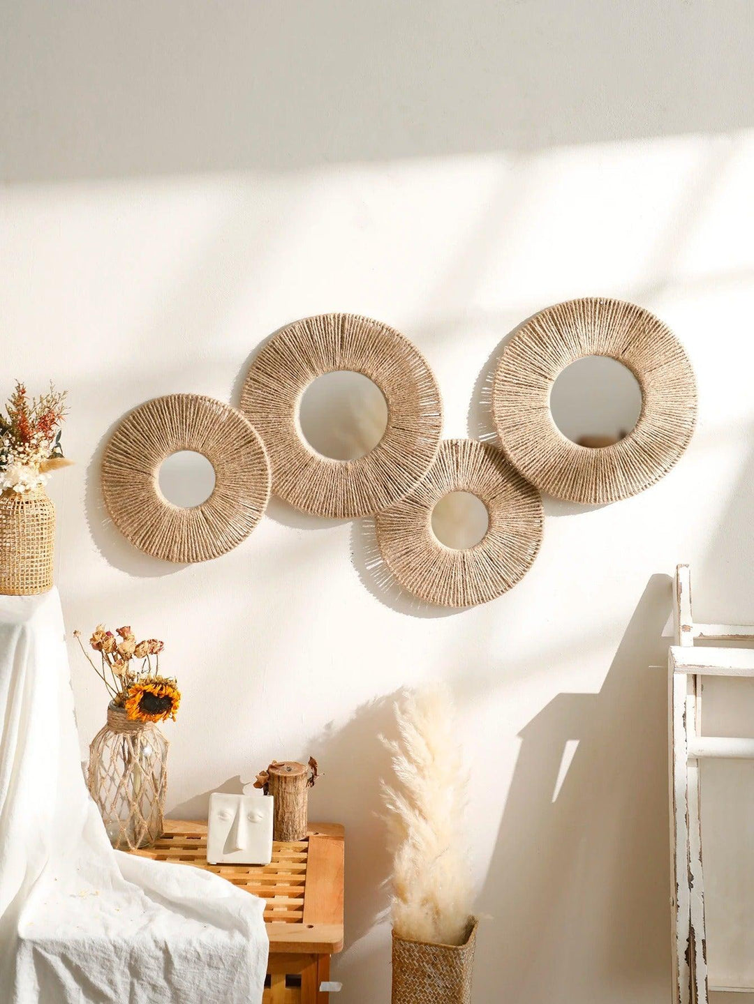 Rund dekorativ vægspejl i boho-stil med vævet hampereb