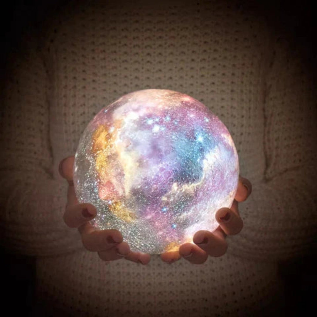 CosmoShine – Multifarvet Måne Natlampe med Fjernbetjening