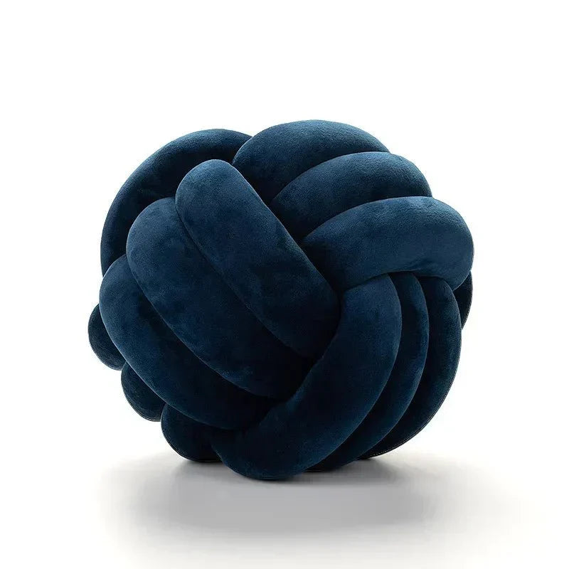 Dekorativ, blød pude med knyttet bold i suede look
