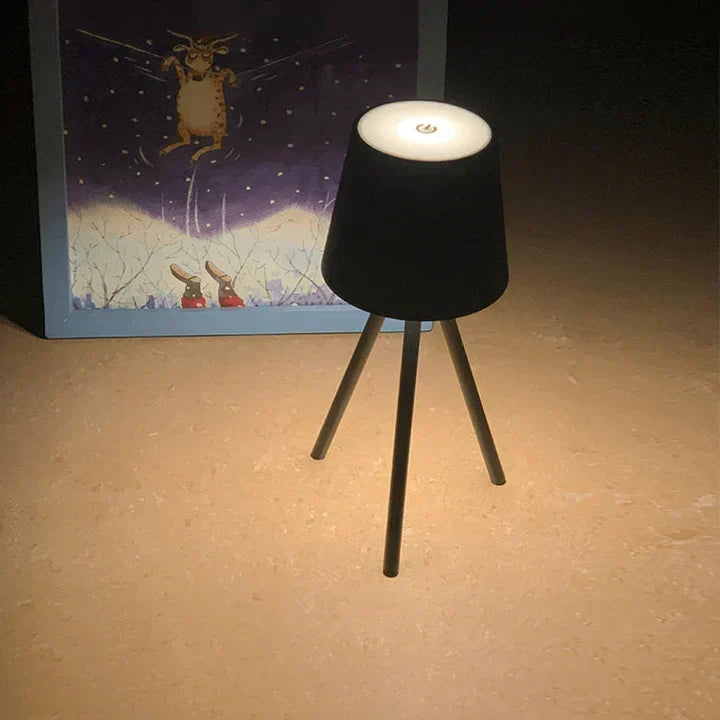 Nordisk tripod bordlampe - Stilfuld trådløs LED natlampe