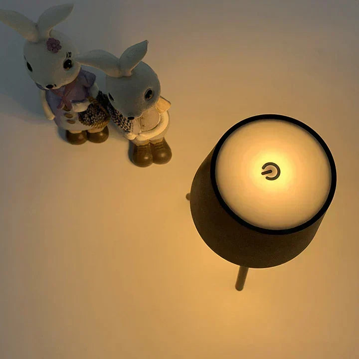 Nordisk tripod bordlampe - Stilfuld trådløs LED natlampe