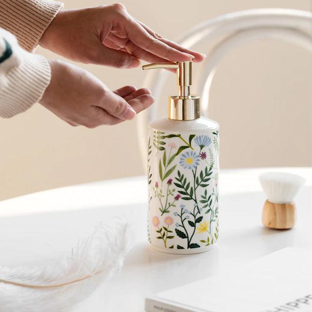 Sæbe dispenser lavet af keramik med blomsterdesign