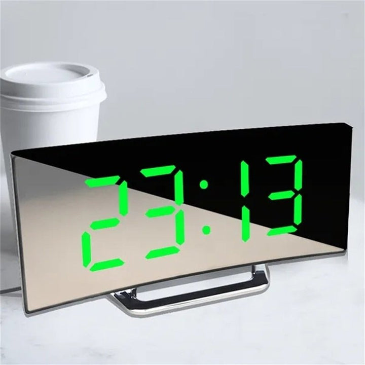 LED Digital Vækkeur – Buet Spejldisplay, Bordur med Snooze-funktion, Elektronisk Borddisplay, Soveværelse og Stue Dekor