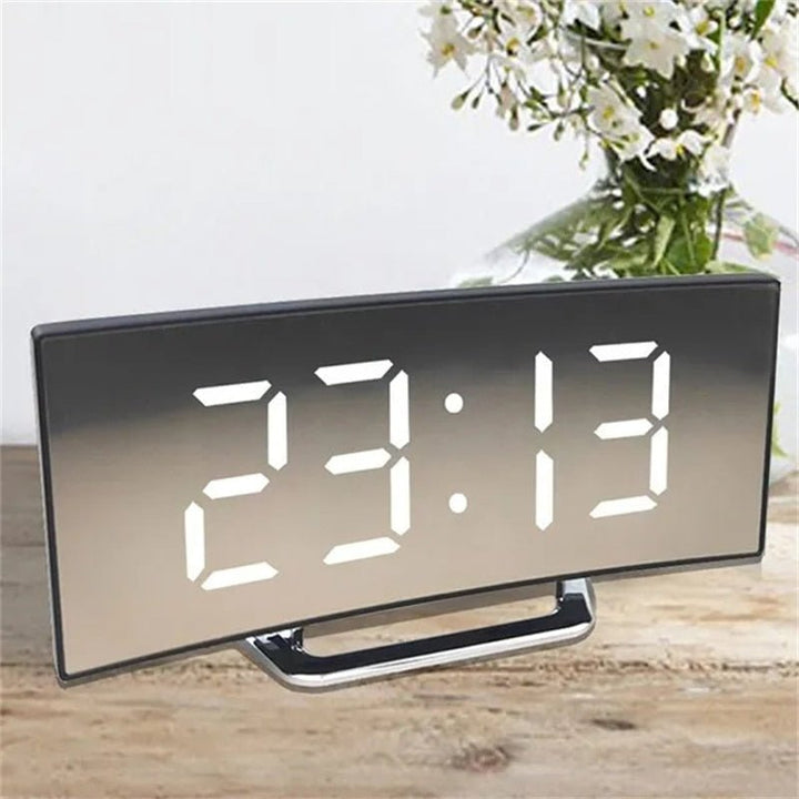 LED Digital Vækkeur – Buet Spejldisplay, Bordur med Snooze-funktion, Elektronisk Borddisplay, Soveværelse og Stue Dekor