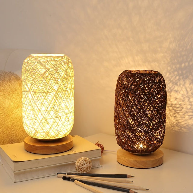 Bordlampe lavet af rattantræ