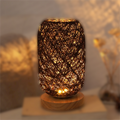 Bordlampe lavet af rattantræ