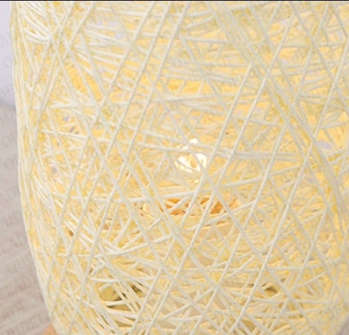 Bordlampe lavet af rattantræ
