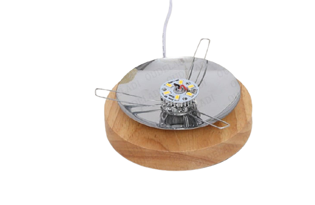 Bordlampe lavet af rattantræ