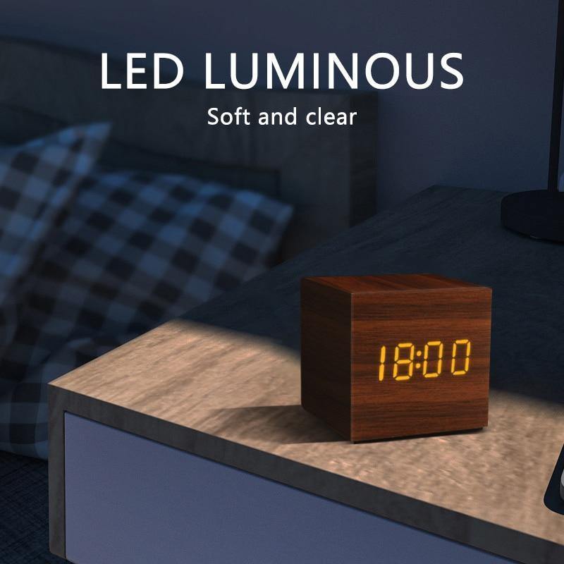 LED vækkeur i træformet kube
