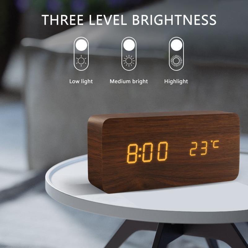 LED vækkeur i træformet kube