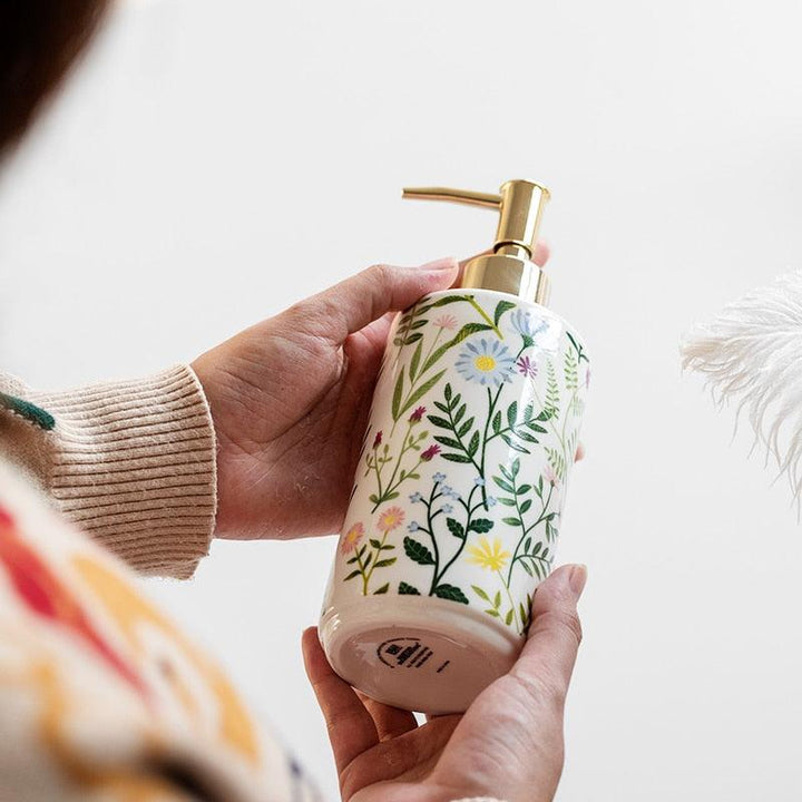 Sæbe dispenser lavet af keramik med blomsterdesign