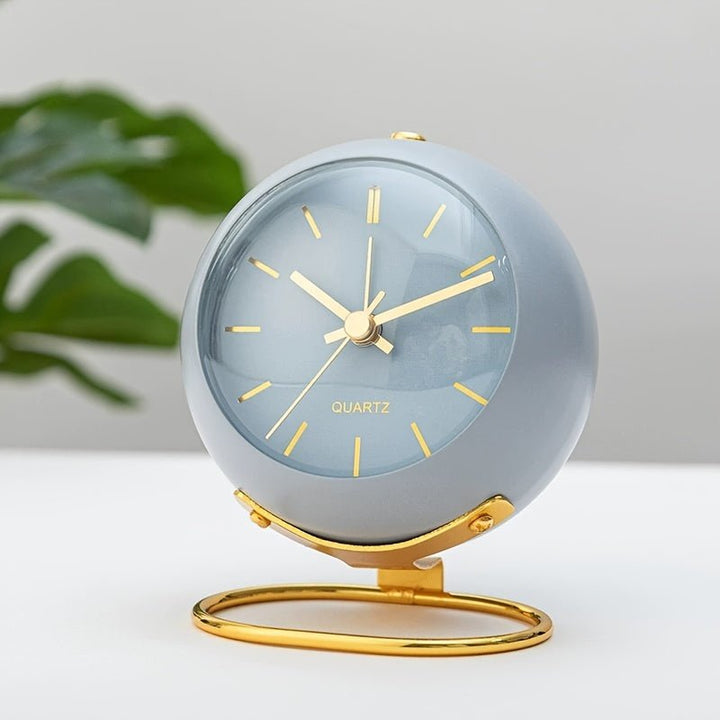 Buzzley Retro Stille Vækkeur – Vintage Metal Analog Ur med Nattelys