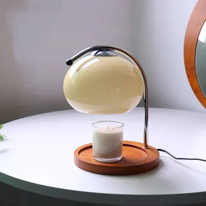 Glas bordlampe i retro stil med fod