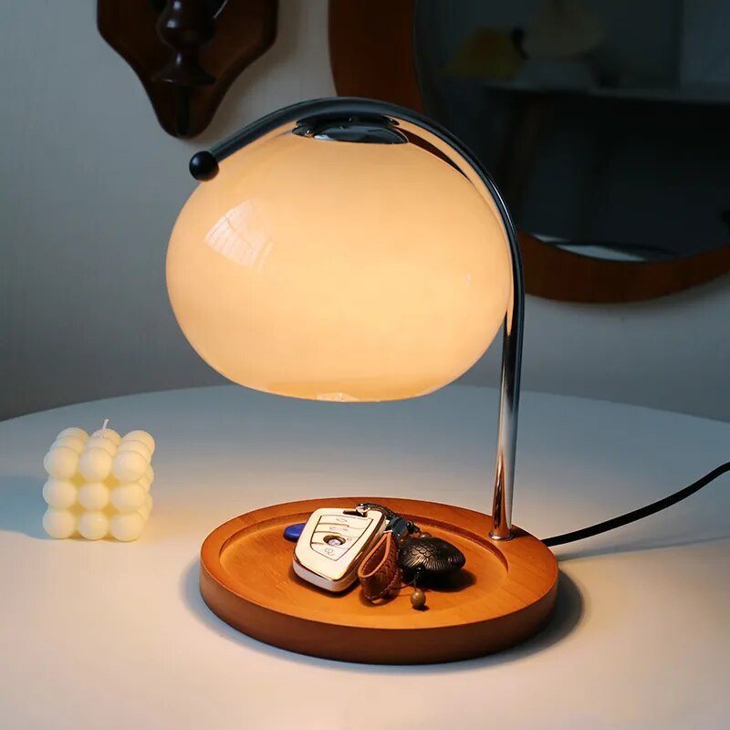 Glas bordlampe i retro stil med fod