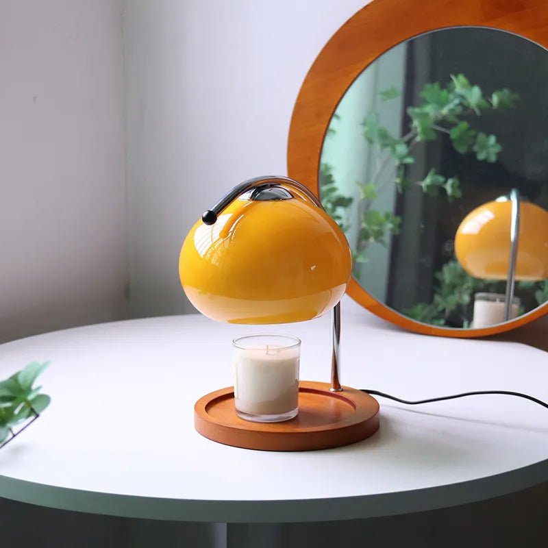 Glas bordlampe i retro stil med fod