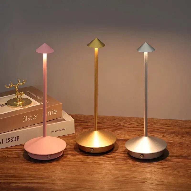 Elegant genopladelig metal bordlampe