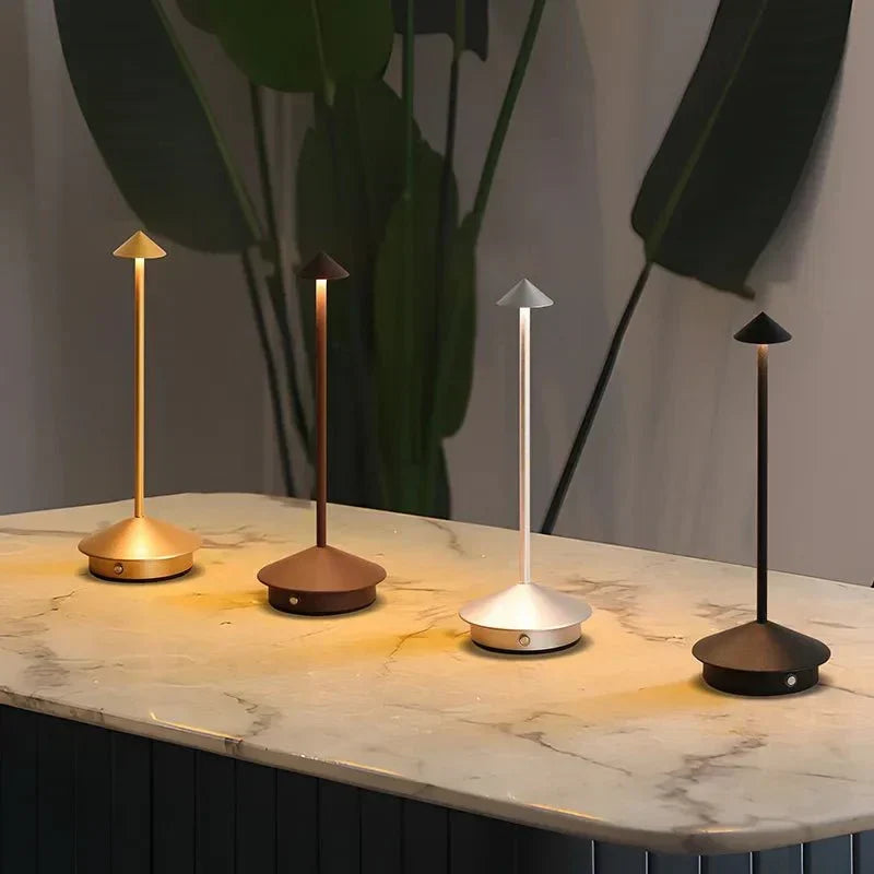 Elegant genopladelig metal bordlampe