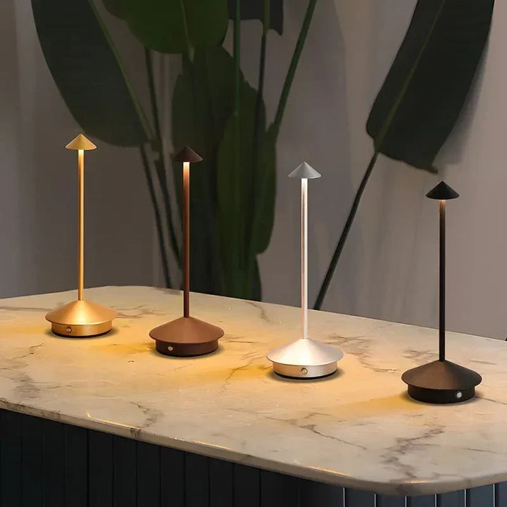 Elegant genopladelig metal bordlampe