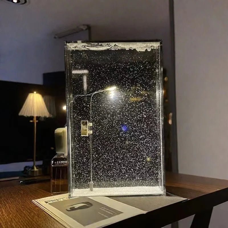 Snefyldt Scene Nattelys – DIY Julelampe med Flydende Sne Effekt til Magisk Feriedekor på Skrivebordet