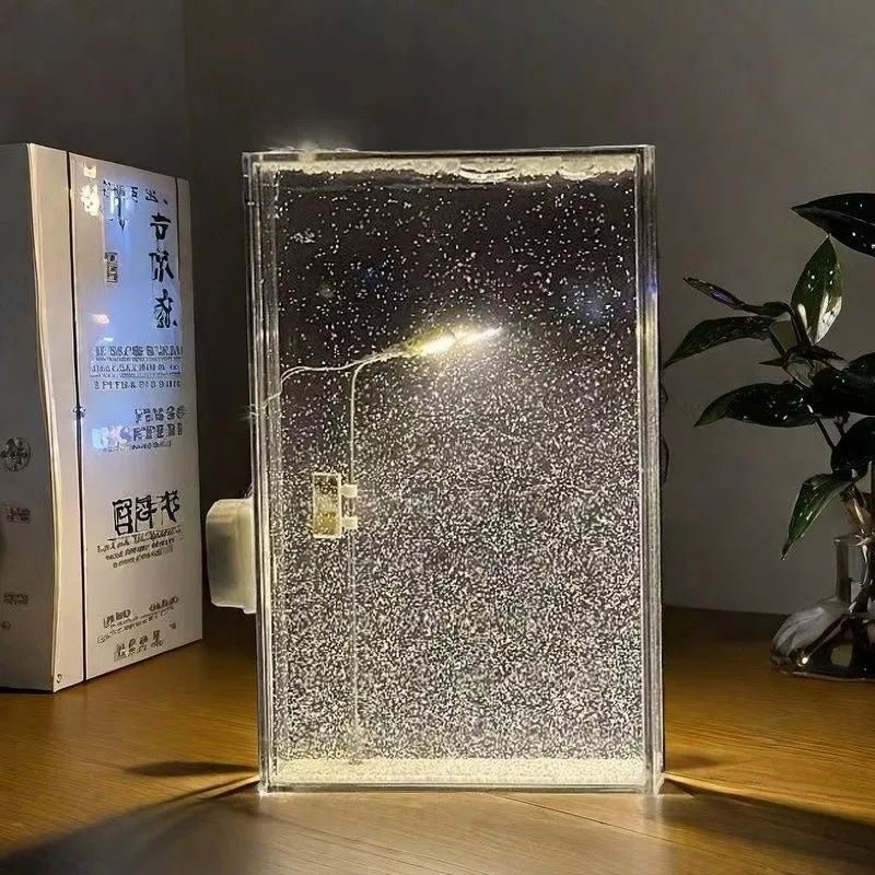 Snefyldt Scene Nattelys – DIY Julelampe med Flydende Sne Effekt til Magisk Feriedekor på Skrivebordet