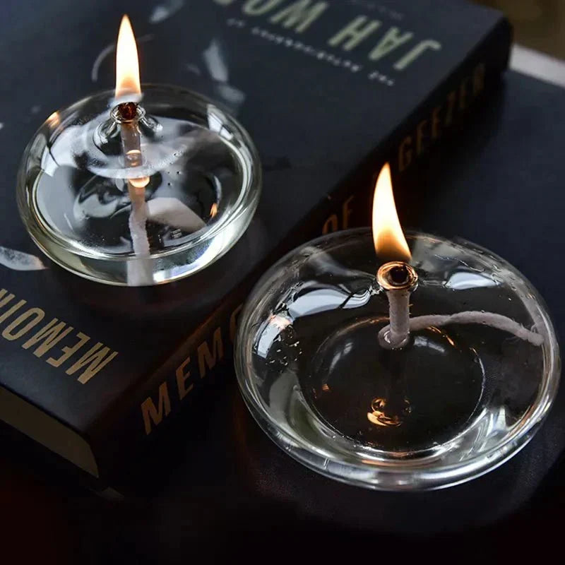 Transparent olie lampe lavet af glas som lysestage