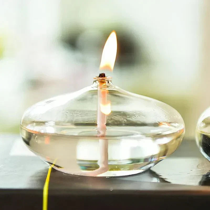 Transparent olie lampe lavet af glas som lysestage