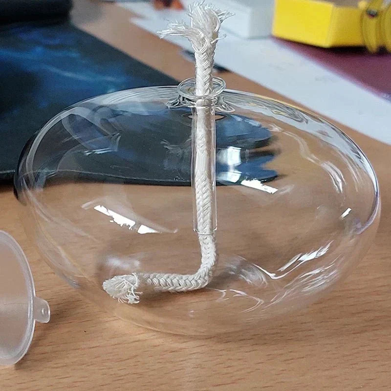 Transparent olie lampe lavet af glas som lysestage