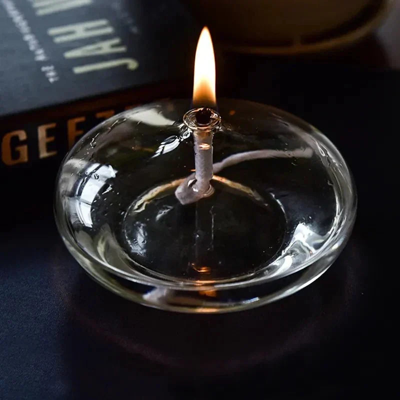 Transparent olie lampe lavet af glas som lysestage