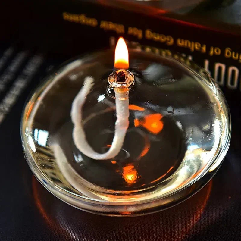 Transparent olie lampe lavet af glas som lysestage