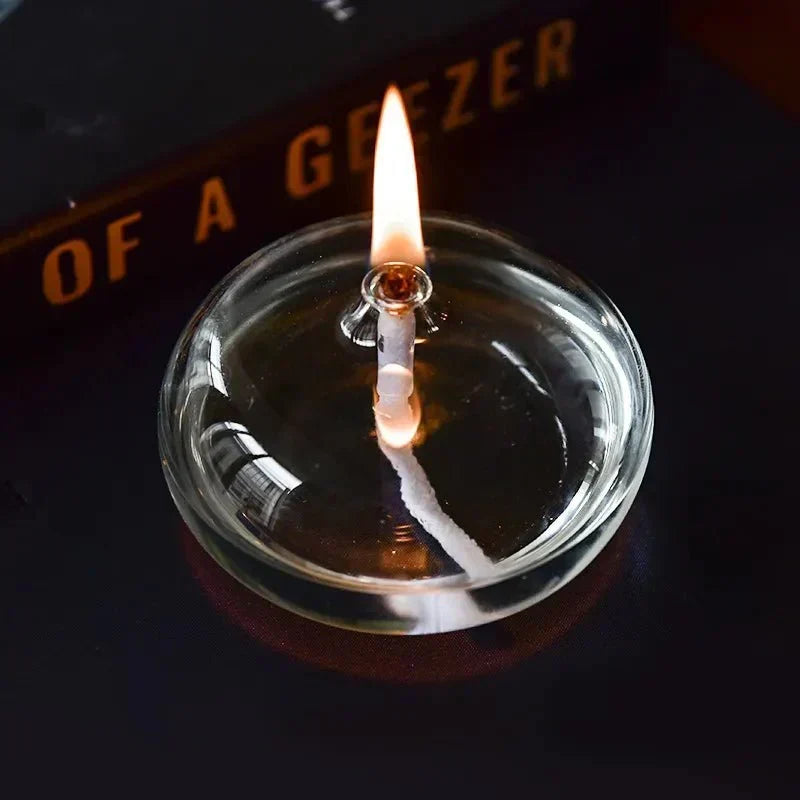 Transparent olie lampe lavet af glas som lysestage