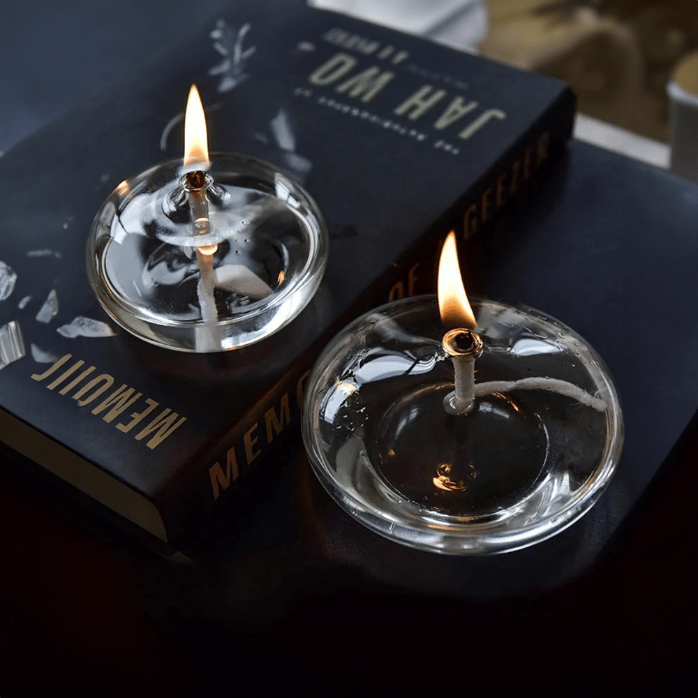 Transparent olie lampe lavet af glas som lysestage