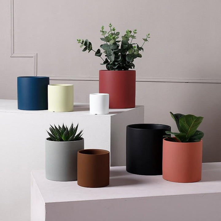 farverige keramiske blomsterpotter